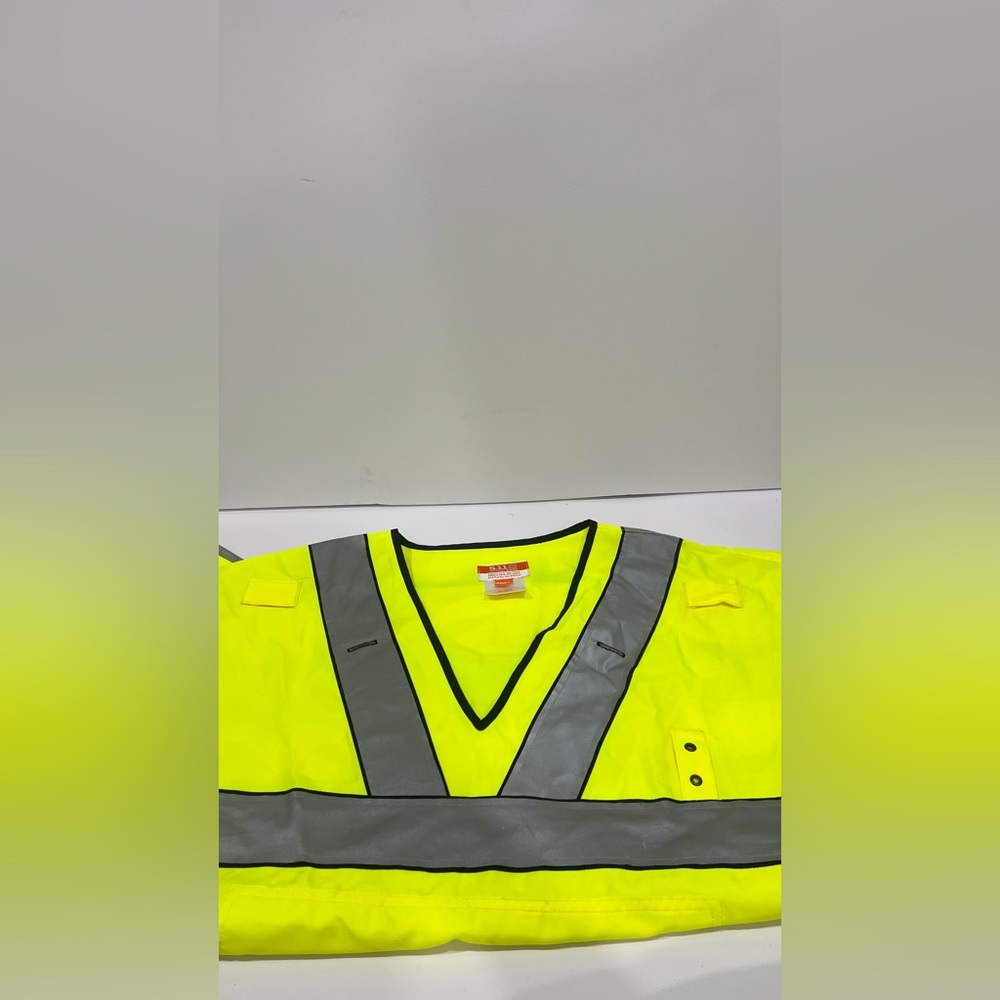 Men’s yellow vest